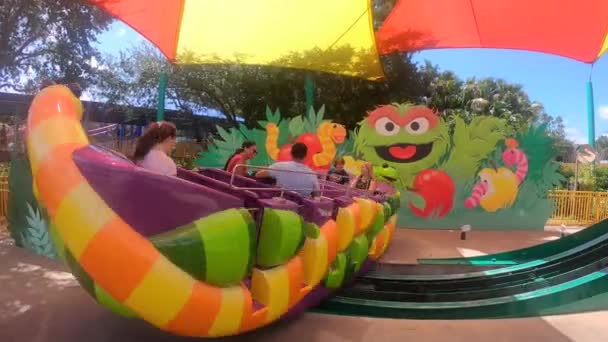 Orlando Florida September 2019 Mädchen Mit Spaß Slimeys Slider Seaworld — Stockvideo