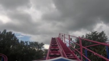 Orlando, Florida. 29 Eylül 2019. Seaworld 2 'de Super Grover Araba Kutusu hız treni deneyimi