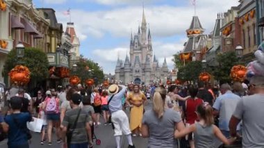 Orlando, Florida. 29 Eylül 2019. Büyülü Krallık 'taki Sinderella Kalesi' nin geçmişiyle ana caddede fotoğraf çeken çift..