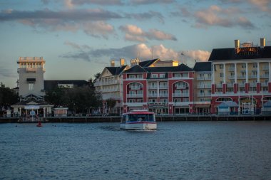 Orlando, Florida. 11 Ekim 2019. Gölde yüzen taksi teknesi ve Buena Vista Gölü 'nde renkli binalar (8))