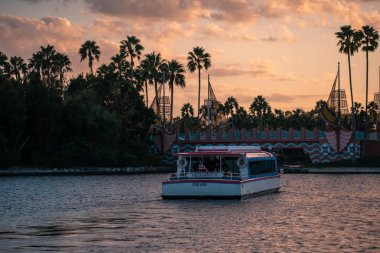 Orlando, Florida. 11 Ekim 2019. Buena Vista Gölü 'nden kalkan taksi teknesi (20)