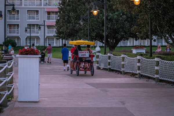 Orlando Florida Oktober 2019 Familjen Njuter Tur Surrey Cykel Vid — Stockfoto