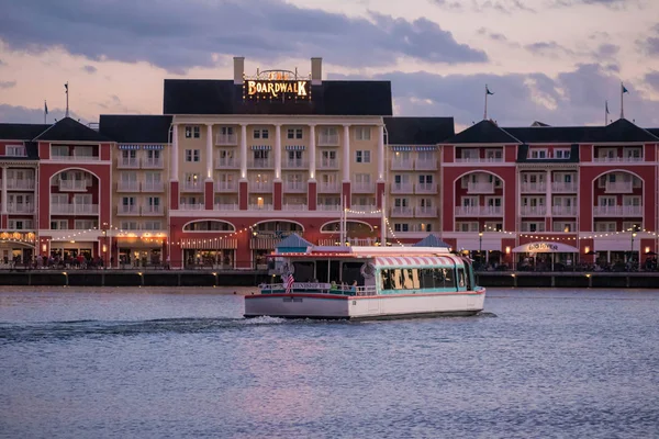 Orlando Florida Ekim 2019 Mavi Gölde Renkli Binaların Arka Planında — Stok fotoğraf