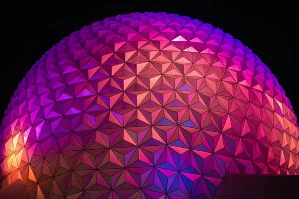 Orlando, Florida. 10 Ekim 2019. Epcot 'ta gecenin geri kalanında renkli ışıklı küre (30).