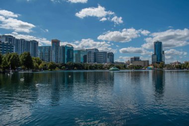 Orlando, Florida. 12 Ekim 2019. Şehir merkezindeki Eola Gölü 'nün rıhtımındaki binanın panoramik görüntüsü (2))