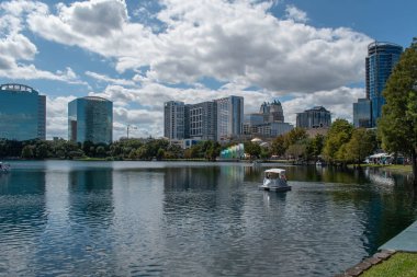 Orlando, Florida. 12 Ekim 2019. Şehir merkezindeki Eola Gölü ve binaların panoramik manzarası (67))