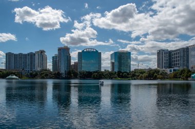 Orlando, Florida. 12 Ekim 2019. Eola Gölü bölgesindeki binaların panoramik görüntüsü (1).