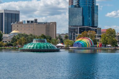 Orlando, Florida. 12 Ekim 2019. Şehir merkezindeki Eola Gölü Parkı 'ndaki Linton Allen Fountain ve Walt Disney Amfitiyatrosunun panoramik görüntüsü (2)).