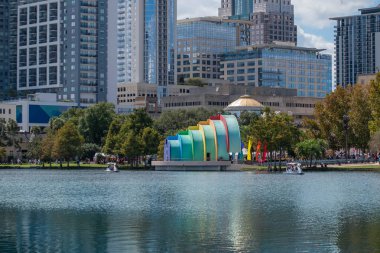Orlando, Florida. 12 Ekim 2019. Walt Disney Amfitiyatrosunun şehir merkezindeki Eola Gölü Parkı 'ndaki panoramik görüntüsü (1)).