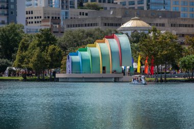 Orlando, Florida. 12 Ekim 2019. Walt Disney Amfitiyatrosunun şehir merkezindeki Eola Gölü Parkı 'ndaki panoramik görüntüsü (3))