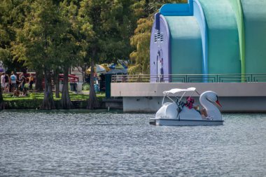 Orlando, Florida. 12 Ekim 2019. Walt Disney Amfitiyatrosunun ve Eola Gölü 'ndeki kuğu teknesinin kısmi görüntüsü