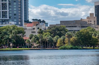 Orlando, Florida. 12 Ekim 2019. Şehir merkezindeki Eola Gölü civarında yürüyen insanlar (47))
