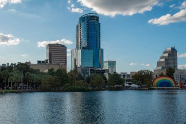 Orlando, Florida. 12 Ekim 2019. Şehir merkezindeki Eola Gölü Parkı 'ndaki gökdelenler ve Walt Disney Amfitiyatrosunun panoramik manzarası (3)).