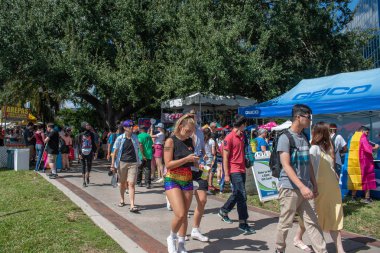 İnsanlar Orlando Gölü 'nün en renkli kutlaması olan Orlando Gölü' nün keyfini çıkarıyorlar (9.).