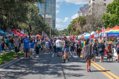 Orlando, Florida. 12 Ekim 2019. Eola Gölü bölgesinde renkli stantlarla sokakta yürüyen insanlar (156)