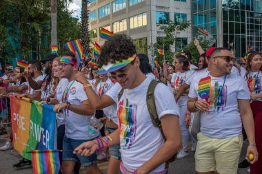 Orlando, Florida. 12 Ekim 2019. Eola Gölü Parkı 'ndaki Gururlu Orlando geçit töreninde Renkli Gurur Gücü topluluğu (54).