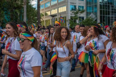 Orlando, Florida. 12 Ekim 2019. Eola Gölü 'ndeki Gururlu Orlando geçit töreninde Renkli Gurur Gücü topluluğu (56))