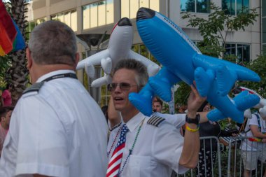 Orlando, Florida. 12 Ekim 2019. Lgbt Havacılık Topluluğu Eola Gölü 'ndeki Orlando Gölü' nde gururla geçit yaptı.