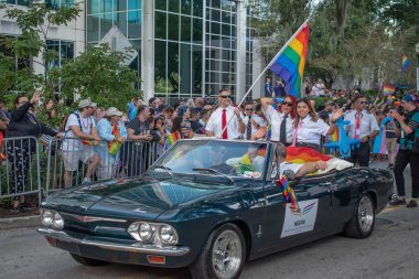Orlando, Florida. 12 Ekim 2019. Lgbt Havacılık Topluluğu arabası Eola Gölü bölgesinde Orlando Onur Yürüyüşü (38)).
