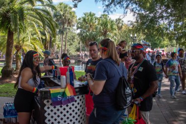 Orlando, Florida. 12 Ekim 2019. Gururlu Orlando ile Gelin 'de insanlar Eola Gölü bölgesinde içki satın alıyor (167).