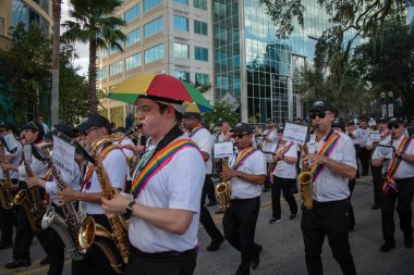 Orlando, Florida. 12 Ekim 2019. Tampa Körfezi Gurur Bandosu Gururla Çık Orlando 'da Eola Gölü bölgesinde geçit töreni (17)