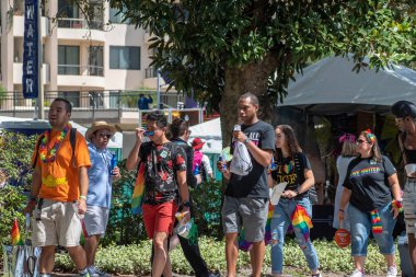 Orlando Gölü 'nün en renkli kutlaması olan Come Out With Pride Orlando' yu izleyen insanlar (2.).