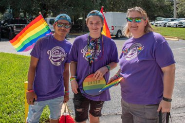 Orlando Gölü 'nün en renkli kutlaması olan Come Out With Pride Orlando' yu izleyen insanlar (8))