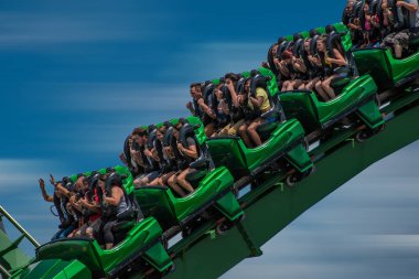 Orlando, Florida. 9 Ekim 2019. Insanlar harika eğleniyor The Incredible Hulk Macera Adası 'nda hız treni.