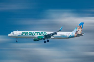 Orlando, Florida. 10 Ekim 2019. Frontier Airlines uçakları havaalanı alanına inmeye hazırlanıyor (2).