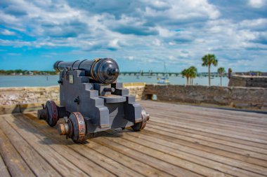 St. Augustine, Florida. 30 Mayıs 2019. Floridas Tarihi Sahili 'ndeki Castillo de San Marcos Kalesi' nde top ateşlendi..