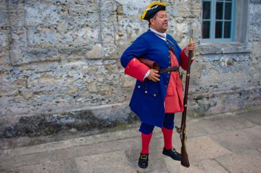 St. Augustine, Florida. 30 Mayıs 2019. Florida 'nın Tarihi Sahili' nde 17. yüzyılın İspanyol askeri gibi giyinen canlandırıcı. (2)