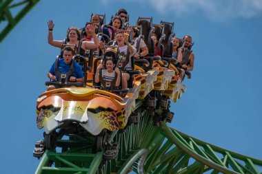 Tampa Körfezi, Florida. 08 Ağustos 2019. İnsanlar fun müthiş Çita Hunt rollercoaster lightblue bulutlu gökyüzü arka plan 75