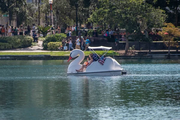 Orlando Florida Octubre 2019 Chicas Disfrutando Barco Cisne Lake Eolar —  Fotos de Stock