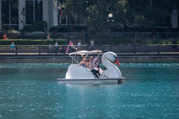 Orlando Florida Oktober 2019 Meisjes Genieten Van Zwanenboot Bij Lake — Stockfoto