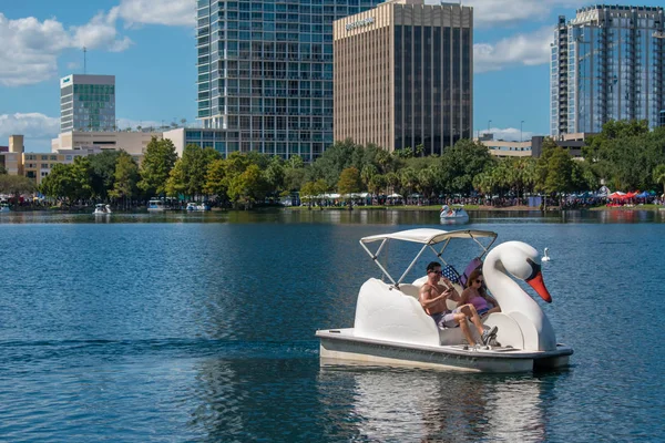 Orlando Florida October 2019 Nice Couple Enjoying Swan Boat Lake — ストック写真