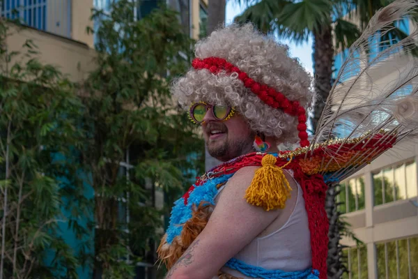 Orlando Florydzie Października 2019 Kolorowy Miły Mężczyzna Piórami Paradzie Come — Zdjęcie stockowe