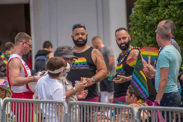 Orlando Florida October 2019 Friends Waiting Beginning Parade Come Out — Stock Photo, Image