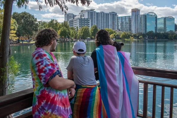 Orlando Florida Října2019 Přátelé Transgender Pýchou Vlajka Come Out Pride — Stock fotografie