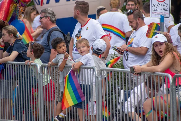 Orlando Florida Oktober 2019 Nettes Kind Mit Regenbogenfahne Mit Stolz — Stockfoto