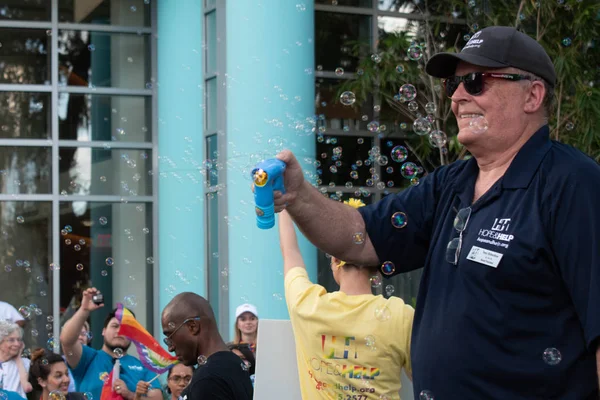 Orlando Florida Října2019 Pěkný Muž Bublinkovou Pistolí Come Out Pride — Stock fotografie