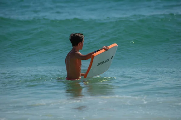 Daytona Beach Floridában Szeptember 2019 Lány Szörfdeszkával Élvezi Hullámok Main — Stock Fotó