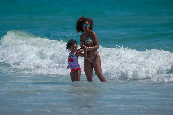 Plaża Daytona Floryda Wrzesień 2019 Dziewczyna Deską Surfingową Ciesząca Się — Zdjęcie stockowe