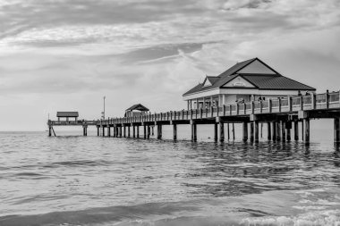 Clearwater Sahili, Florida. 28 Şubat 2019 Gulf Coast Plajları 'ndaki açık mavi bulutlu arka planda 60. iskelenin panoramik görüntüsü