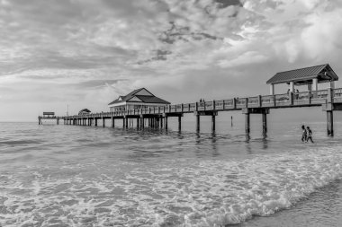 Clearwater Sahili, Florida. 28 Şubat 2019 Gulf Coast Plajları 2 'deki açık mavi bulutlu arka planda 60. iskelenin panoramik görüntüsü