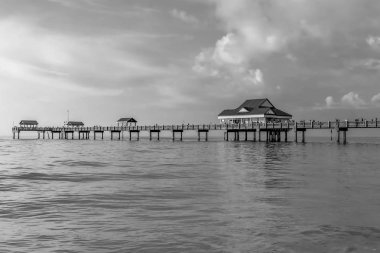 Clearwater Sahili, Florida. 28 Şubat 2019 Gulf Coast Plajları 1 'deki açık mavi bulutlu arka planda 60. iskelenin panoramik görüntüsü