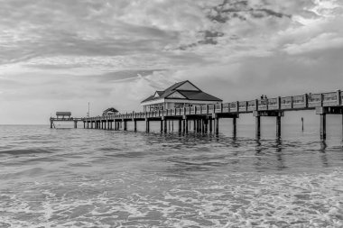 Clearwater Plajı, Florida. Pier 60'ın bulutlu gökyüzü arka planında kısmi görünümü.