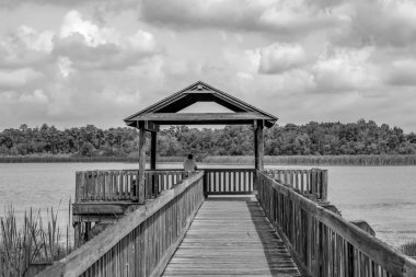 Orlando, Florida. Temmuz 09, 2019 Güzel rıhtım ve mavi göl manzarası.