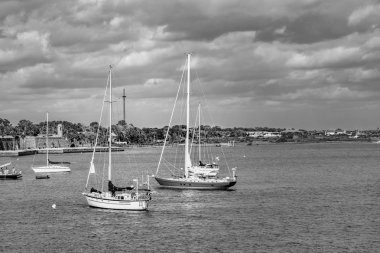 St. Augustine, Florida. 26 Ocak 2019. Açık yeşil denizdeki yelkenliler ve Floridas Tarih Sahili 'ndeki Castillo de San Marcos Kalesi' nin kısmi manzarası..