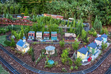 Orlando, Florida. 25 Aralık 2018. Seaworld 1 'de orman arka planında renkli minyatür tren