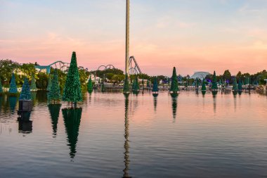 Orlando, Florida. 25 Aralık 2018. Gökyüzü Kulesi 'nin kısmi manzarası ve Seaworld gölündeki Noel ağacı.